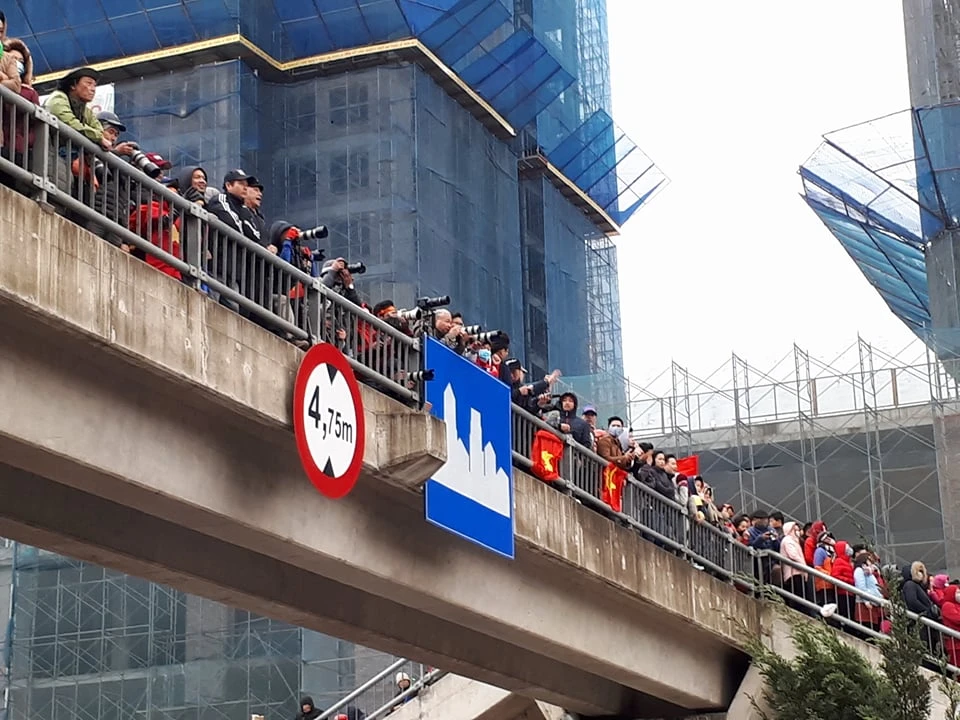 U-23 VN diễu hành hơn 4 giờ trên xe buýt giữa biển NHM ảnh 15