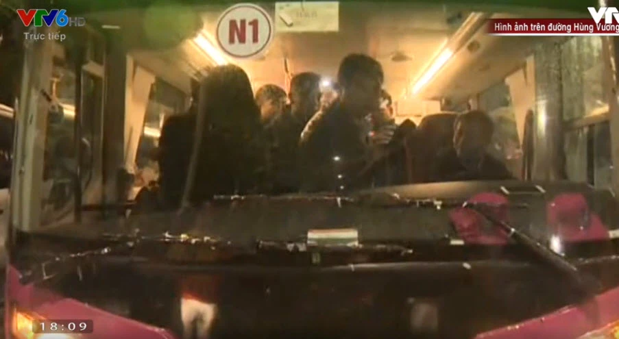 U-23 VN diễu hành hơn 4 giờ trên xe buýt giữa biển NHM ảnh 4