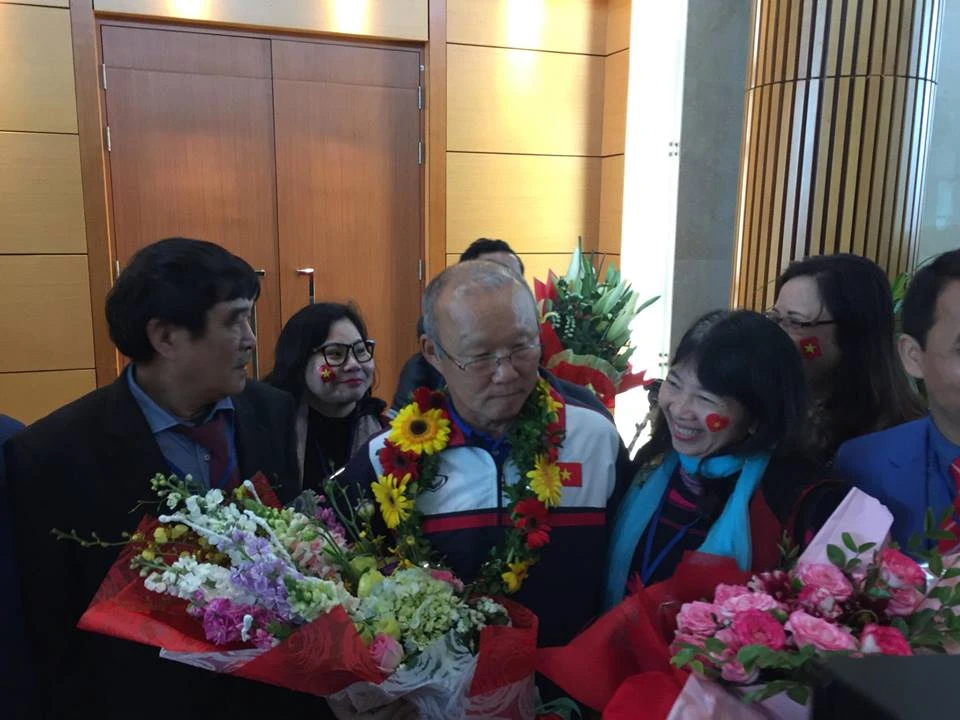 U-23 VN diễu hành hơn 4 giờ trên xe buýt giữa biển NHM ảnh 52