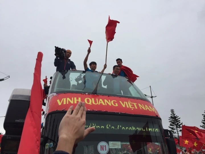 U-23 VN diễu hành hơn 4 giờ trên xe buýt giữa biển NHM ảnh 21