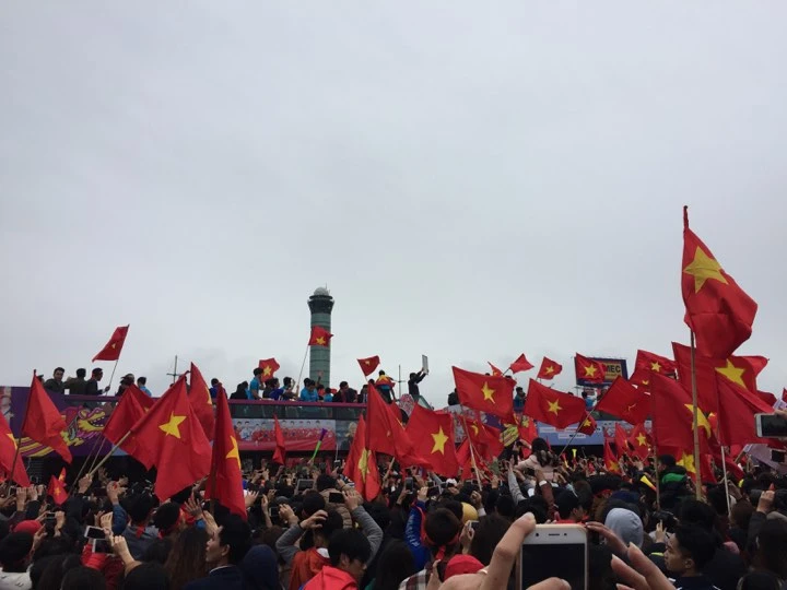 U-23 VN diễu hành hơn 4 giờ trên xe buýt giữa biển NHM ảnh 22