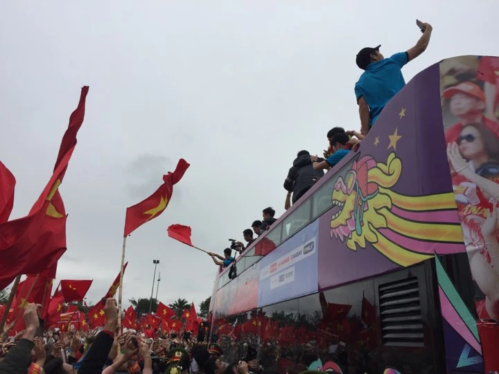 U-23 VN diễu hành hơn 4 giờ trên xe buýt giữa biển NHM ảnh 23