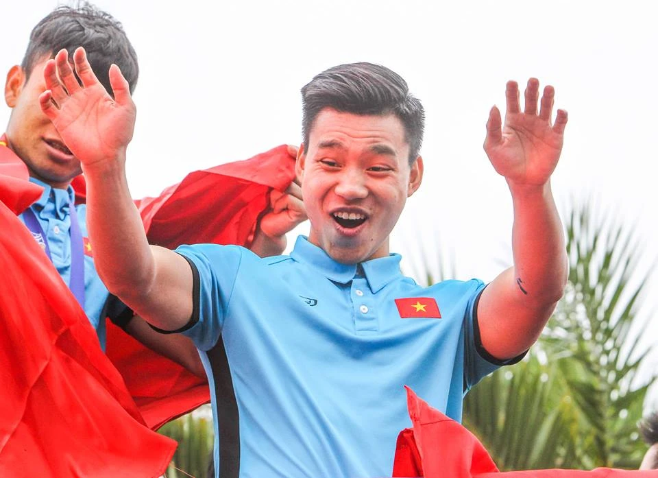 U-23 VN diễu hành hơn 4 giờ trên xe buýt giữa biển NHM ảnh 24