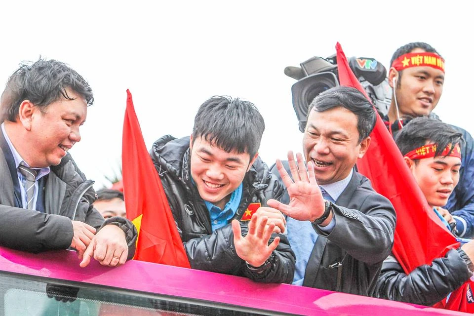 U-23 VN diễu hành hơn 4 giờ trên xe buýt giữa biển NHM ảnh 25