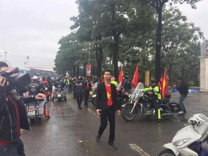 U-23 VN diễu hành hơn 4 giờ trên xe buýt giữa biển NHM ảnh 86