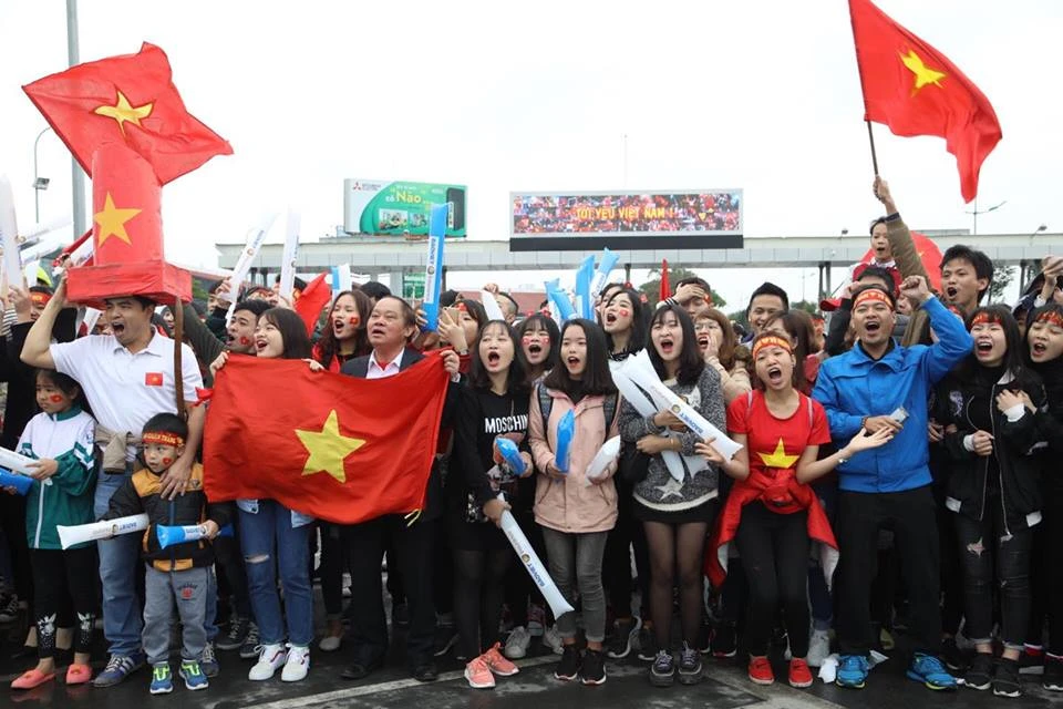 U-23 VN diễu hành hơn 4 giờ trên xe buýt giữa biển NHM ảnh 96