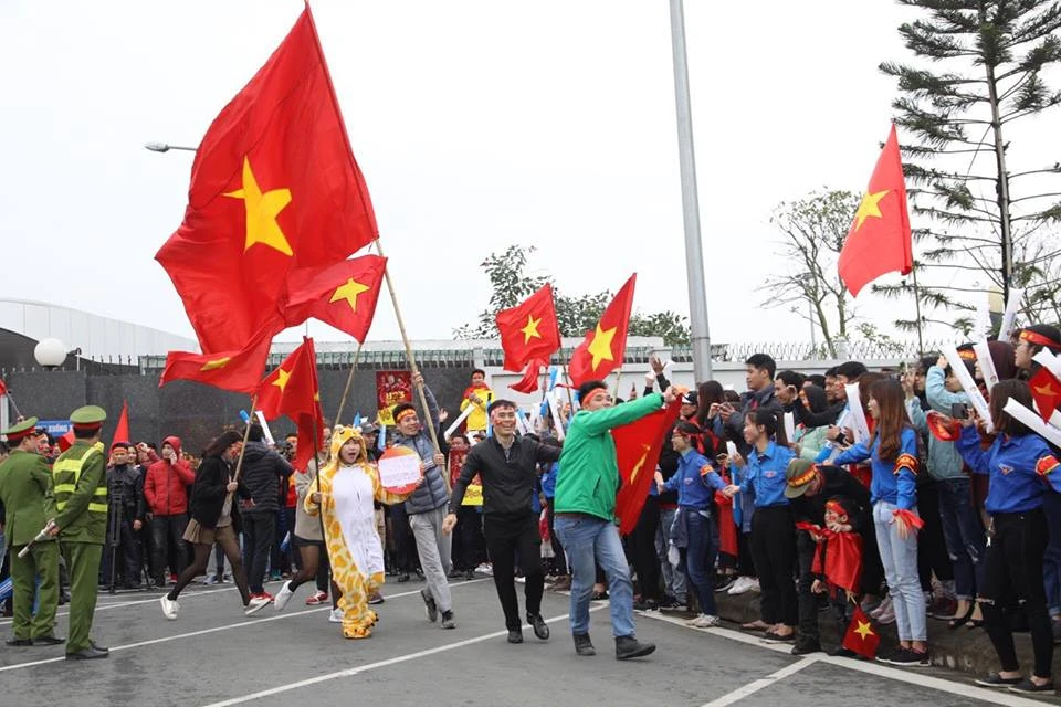 U-23 VN diễu hành hơn 4 giờ trên xe buýt giữa biển NHM ảnh 97