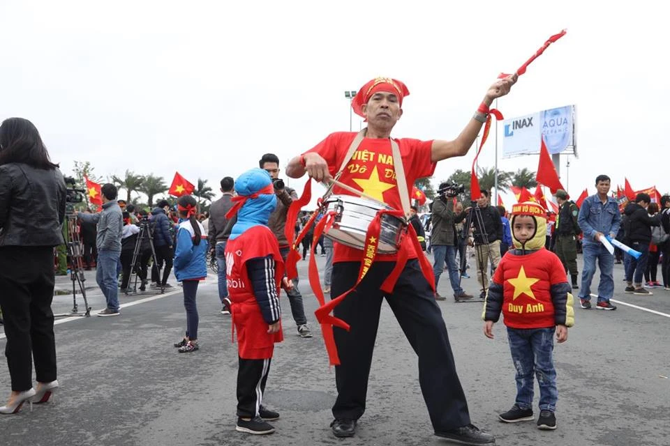 U-23 VN diễu hành hơn 4 giờ trên xe buýt giữa biển NHM ảnh 98