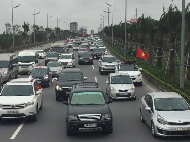 U-23 VN diễu hành hơn 4 giờ trên xe buýt giữa biển NHM ảnh 80