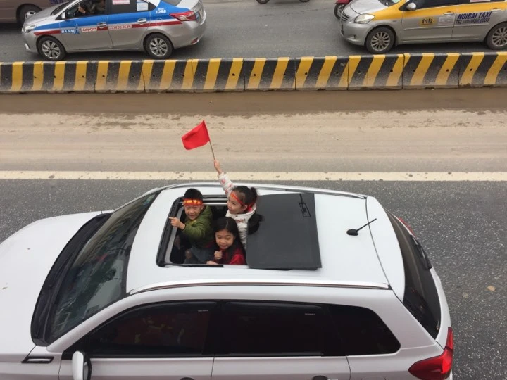 U-23 VN diễu hành hơn 4 giờ trên xe buýt giữa biển NHM ảnh 83