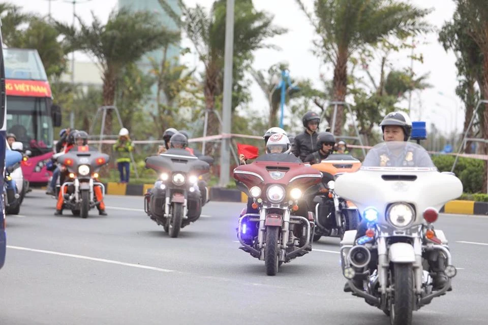 U-23 VN diễu hành hơn 4 giờ trên xe buýt giữa biển NHM ảnh 84