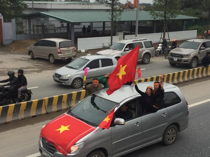 U-23 VN diễu hành hơn 4 giờ trên xe buýt giữa biển NHM ảnh 82