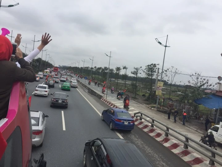 U-23 VN diễu hành hơn 4 giờ trên xe buýt giữa biển NHM ảnh 87