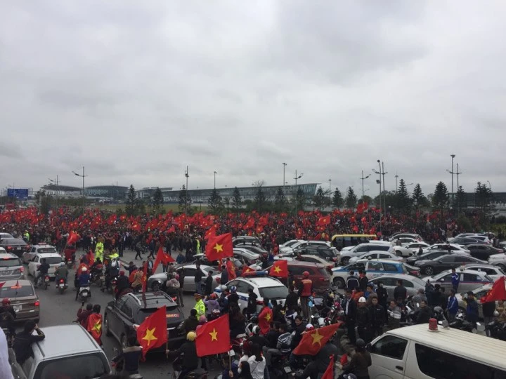 U-23 VN diễu hành hơn 4 giờ trên xe buýt giữa biển NHM ảnh 78