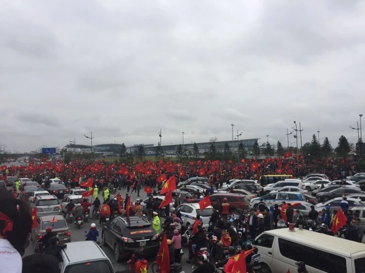 U-23 VN diễu hành hơn 4 giờ trên xe buýt giữa biển NHM ảnh 79