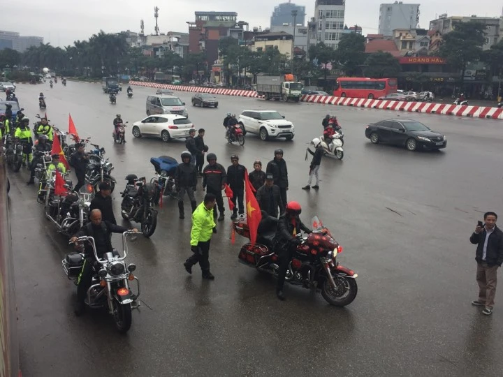 U-23 VN diễu hành hơn 4 giờ trên xe buýt giữa biển NHM ảnh 89