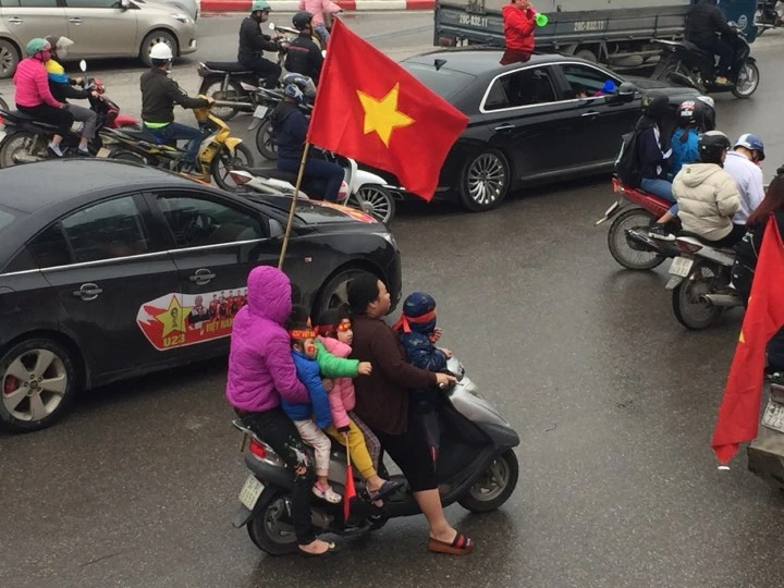 U-23 VN diễu hành hơn 4 giờ trên xe buýt giữa biển NHM ảnh 90