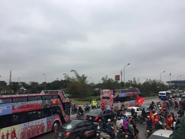 U-23 VN diễu hành hơn 4 giờ trên xe buýt giữa biển NHM ảnh 91