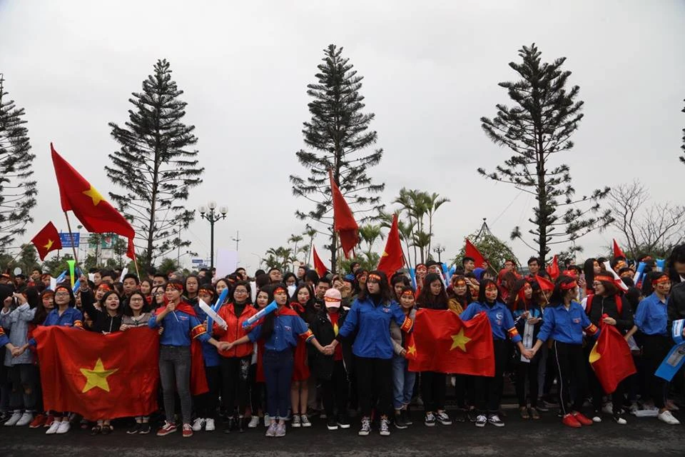 U-23 VN diễu hành hơn 4 giờ trên xe buýt giữa biển NHM ảnh 92