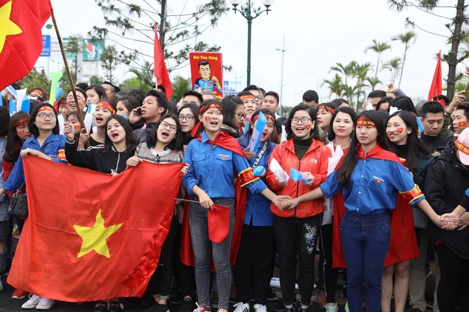 U-23 VN diễu hành hơn 4 giờ trên xe buýt giữa biển NHM ảnh 93