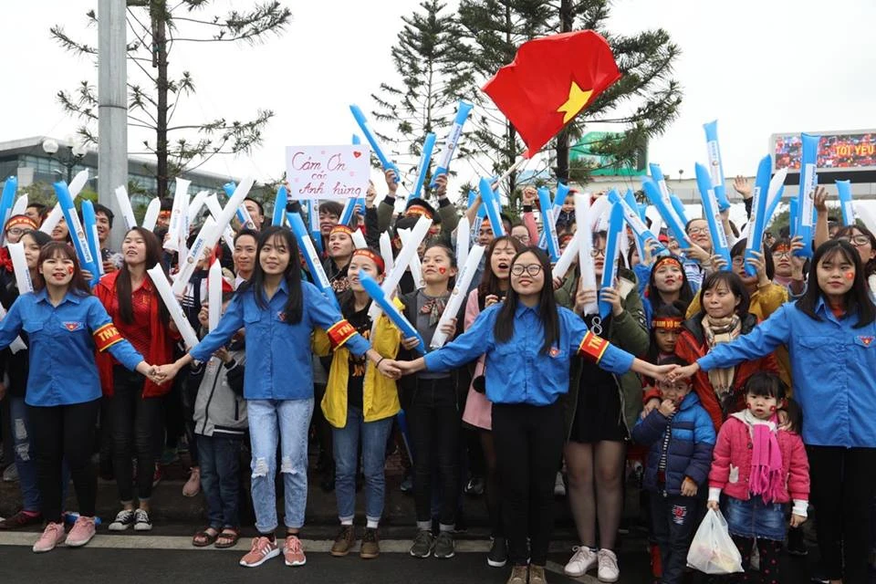 U-23 VN diễu hành hơn 4 giờ trên xe buýt giữa biển NHM ảnh 94