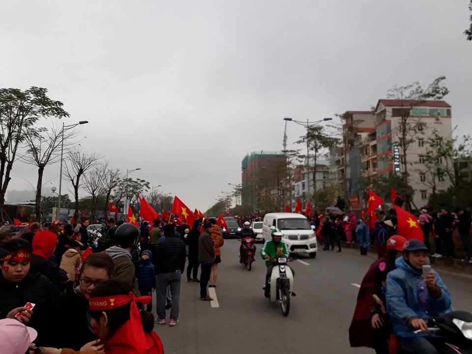 U-23 VN diễu hành hơn 4 giờ trên xe buýt giữa biển NHM ảnh 74