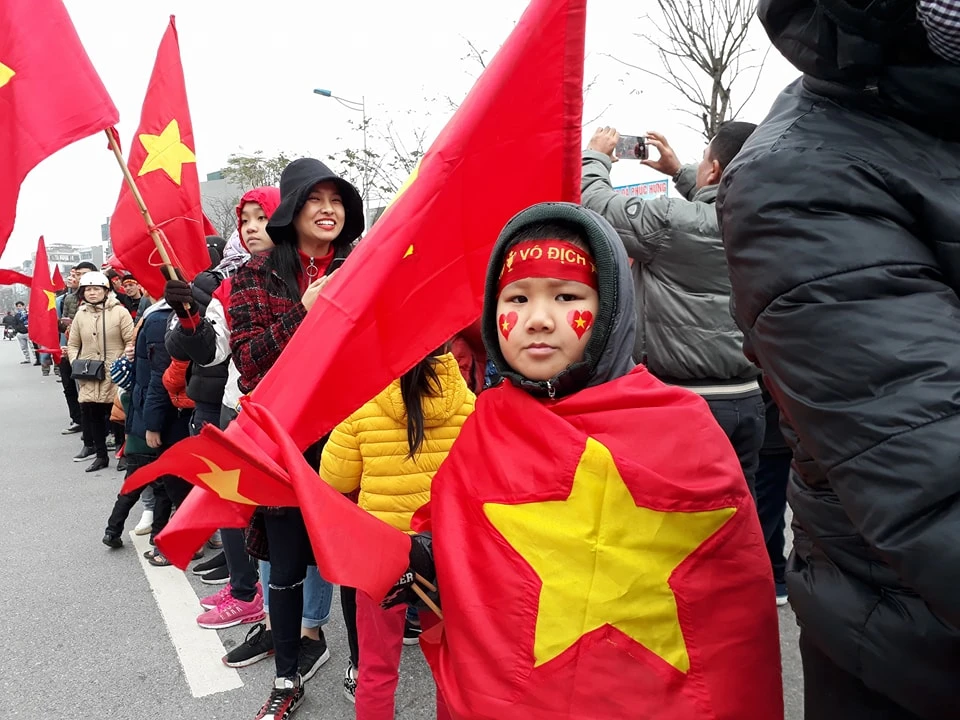 U-23 VN diễu hành hơn 4 giờ trên xe buýt giữa biển NHM ảnh 75