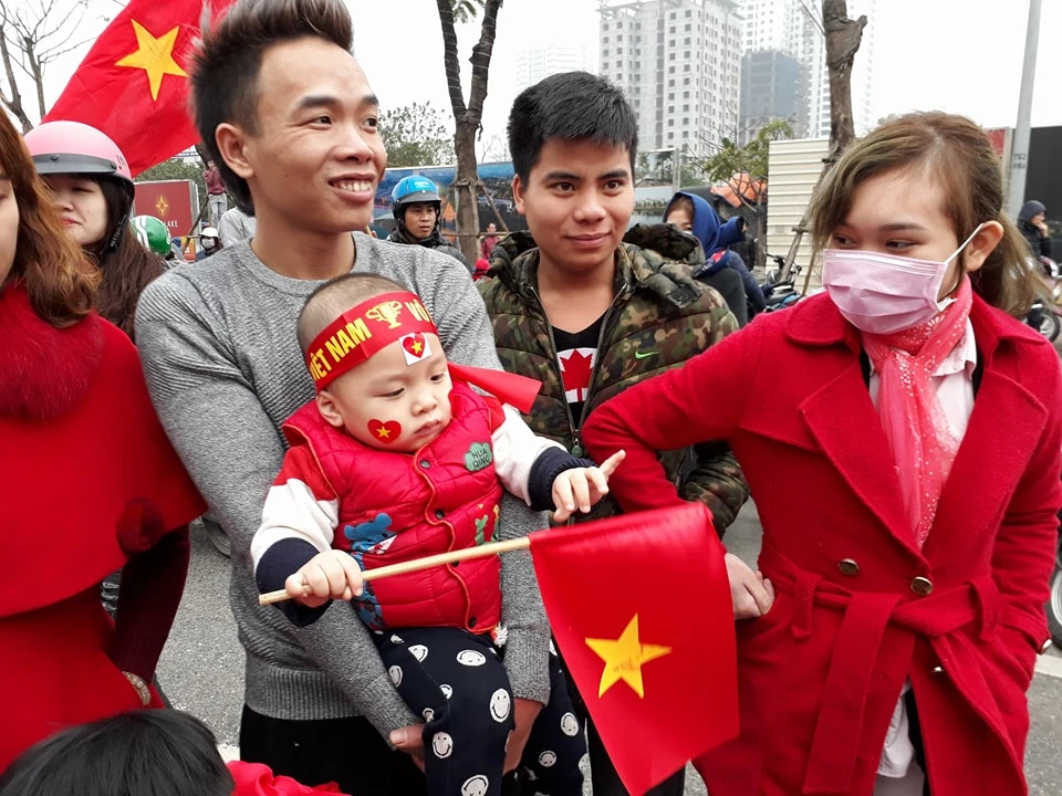 U-23 VN diễu hành hơn 4 giờ trên xe buýt giữa biển NHM ảnh 76