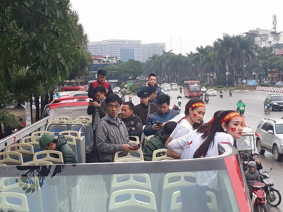 U-23 VN diễu hành hơn 4 giờ trên xe buýt giữa biển NHM ảnh 88