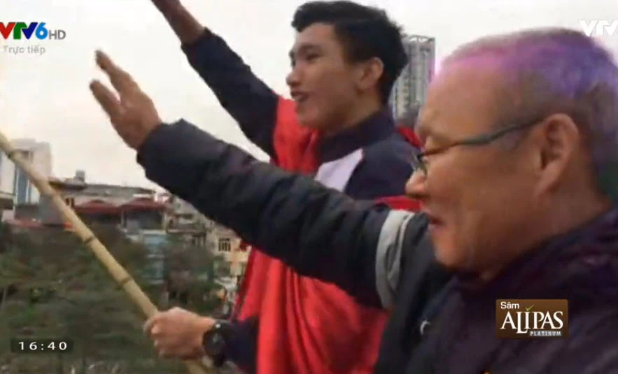 U-23 VN diễu hành hơn 4 giờ trên xe buýt giữa biển NHM ảnh 7