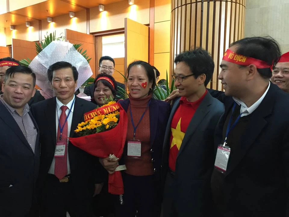 U-23 VN diễu hành hơn 4 giờ trên xe buýt giữa biển NHM ảnh 63