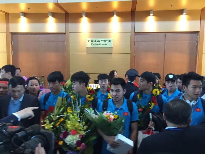 U-23 VN diễu hành hơn 4 giờ trên xe buýt giữa biển NHM ảnh 61