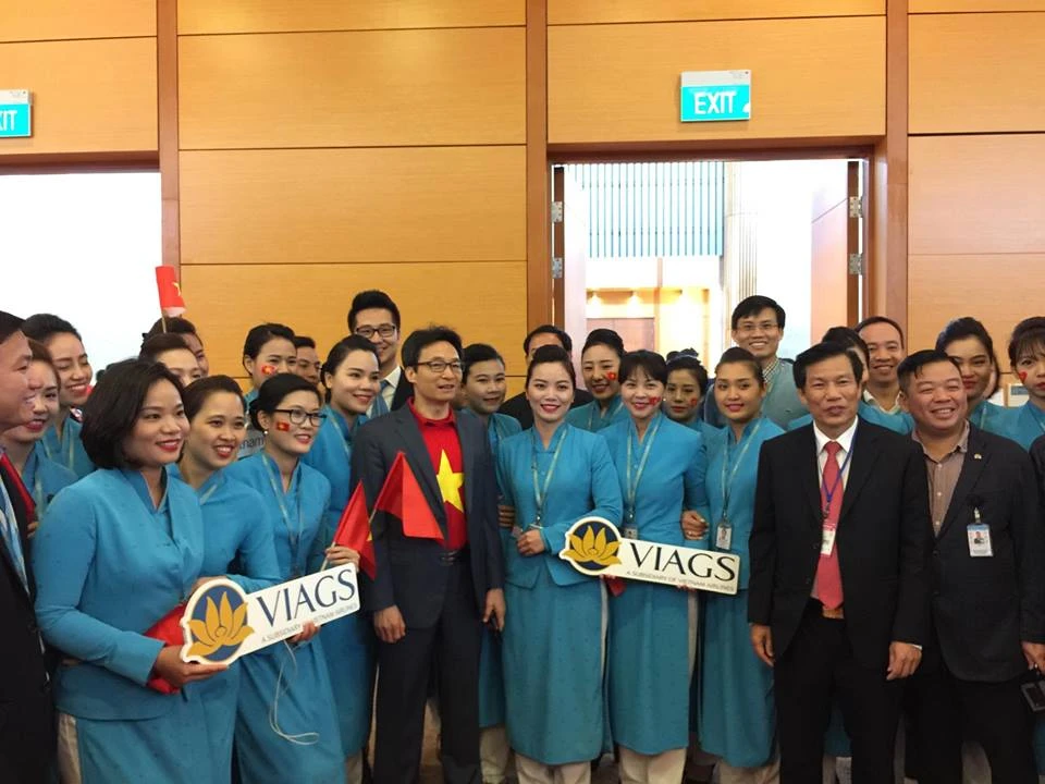 U-23 VN diễu hành hơn 4 giờ trên xe buýt giữa biển NHM ảnh 65