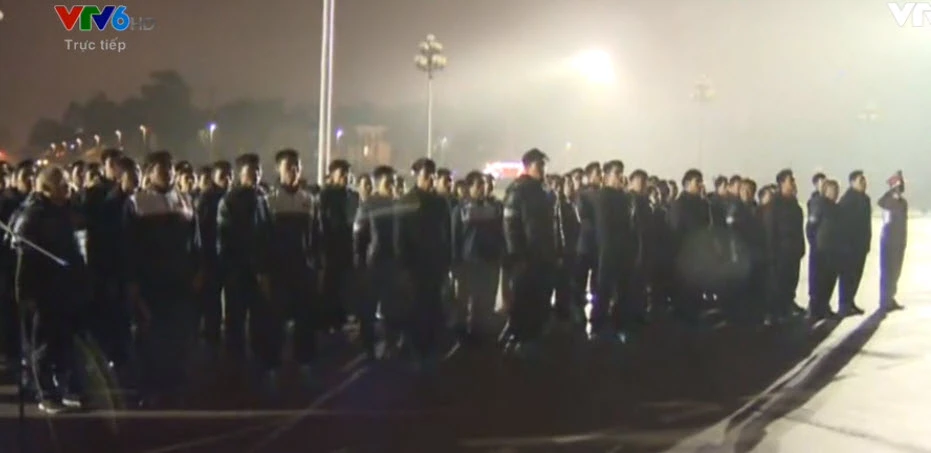 U-23 VN diễu hành hơn 4 giờ trên xe buýt giữa biển NHM ảnh 1