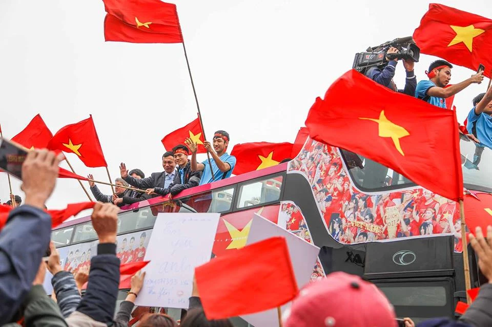 U-23 VN diễu hành hơn 4 giờ trên xe buýt giữa biển NHM ảnh 34