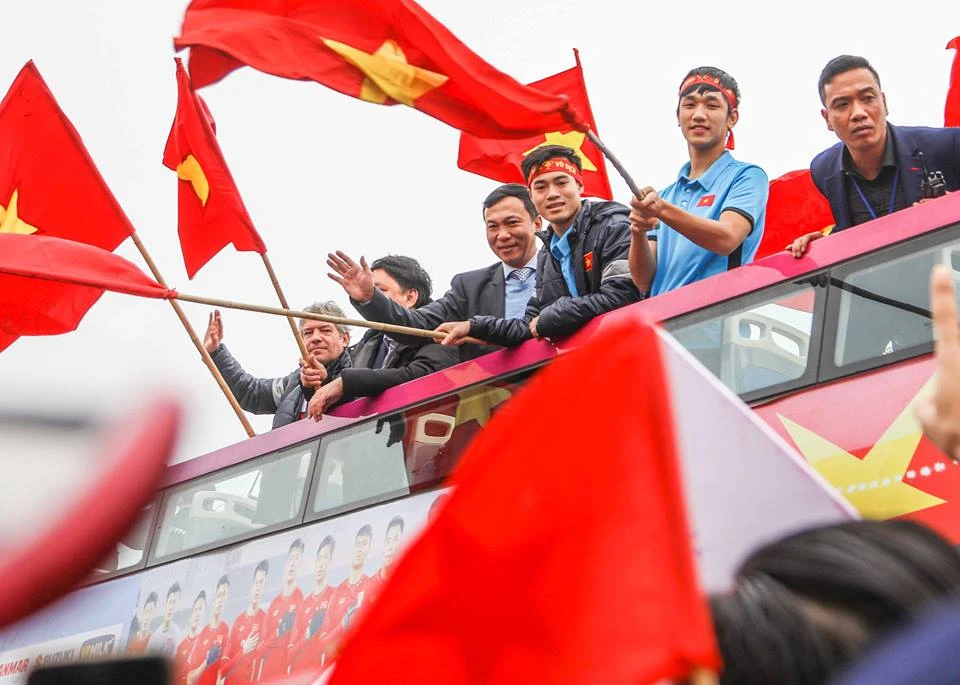 U-23 VN diễu hành hơn 4 giờ trên xe buýt giữa biển NHM ảnh 35