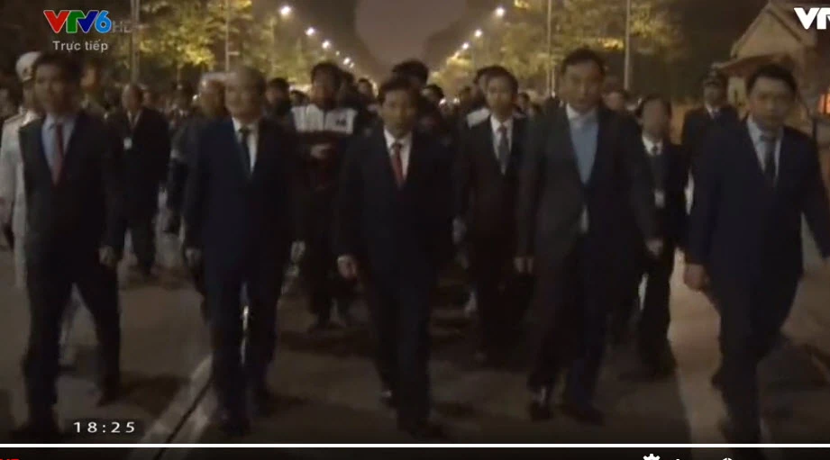 U-23 VN diễu hành hơn 4 giờ trên xe buýt giữa biển NHM ảnh 2