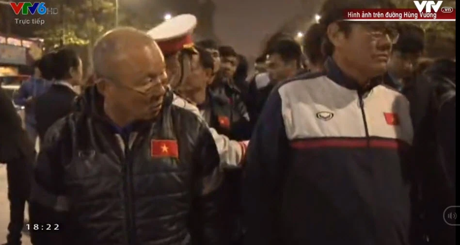 U-23 VN diễu hành hơn 4 giờ trên xe buýt giữa biển NHM ảnh 3