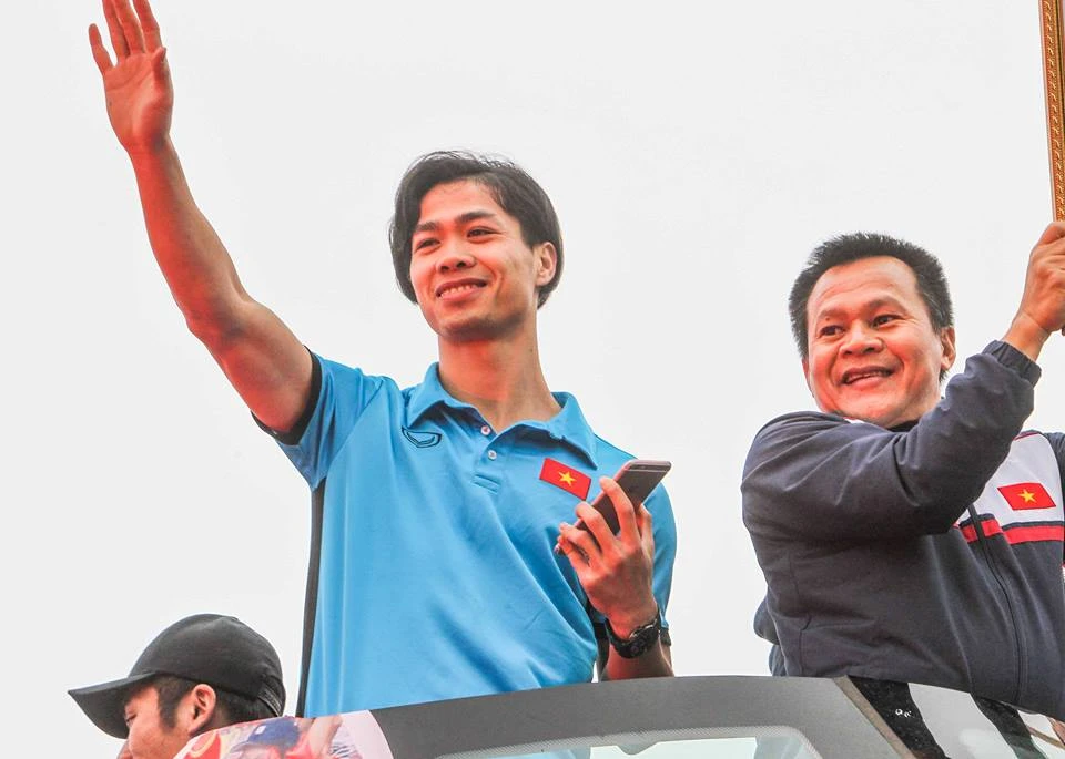 U-23 VN diễu hành hơn 4 giờ trên xe buýt giữa biển NHM ảnh 28