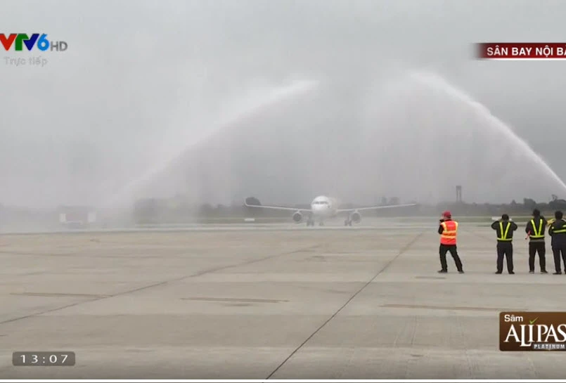 U-23 VN diễu hành hơn 4 giờ trên xe buýt giữa biển NHM ảnh 67