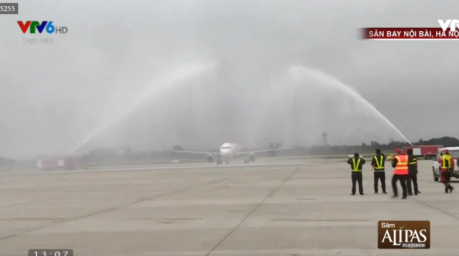 U-23 VN diễu hành hơn 4 giờ trên xe buýt giữa biển NHM ảnh 68