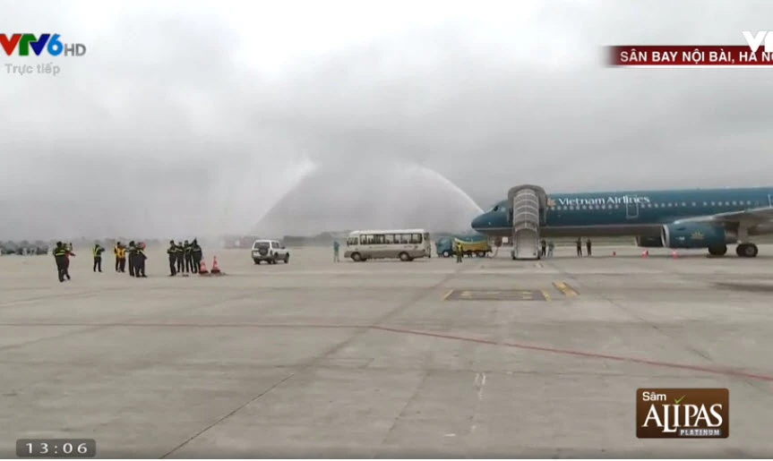 U-23 VN diễu hành hơn 4 giờ trên xe buýt giữa biển NHM ảnh 69