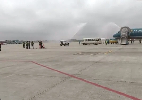 U-23 VN diễu hành hơn 4 giờ trên xe buýt giữa biển NHM ảnh 70