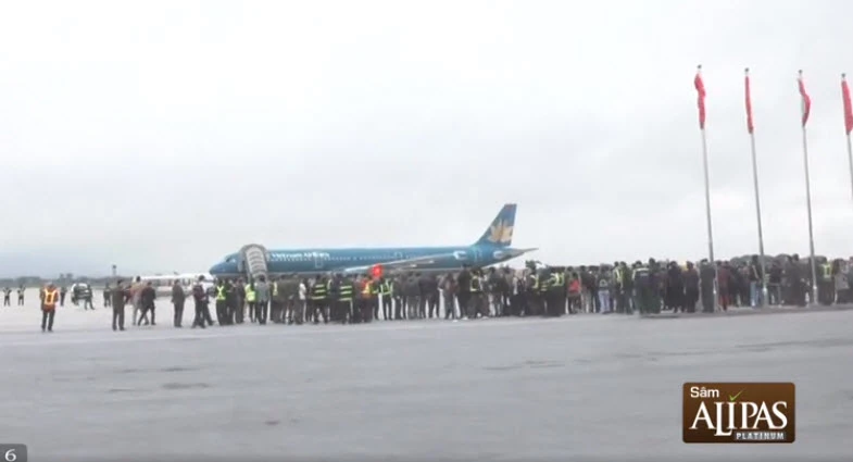 U-23 VN diễu hành hơn 4 giờ trên xe buýt giữa biển NHM ảnh 72