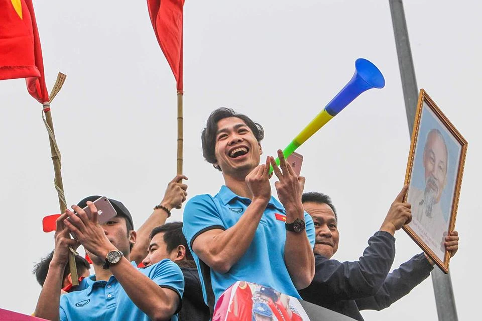 U-23 VN diễu hành hơn 4 giờ trên xe buýt giữa biển NHM ảnh 27