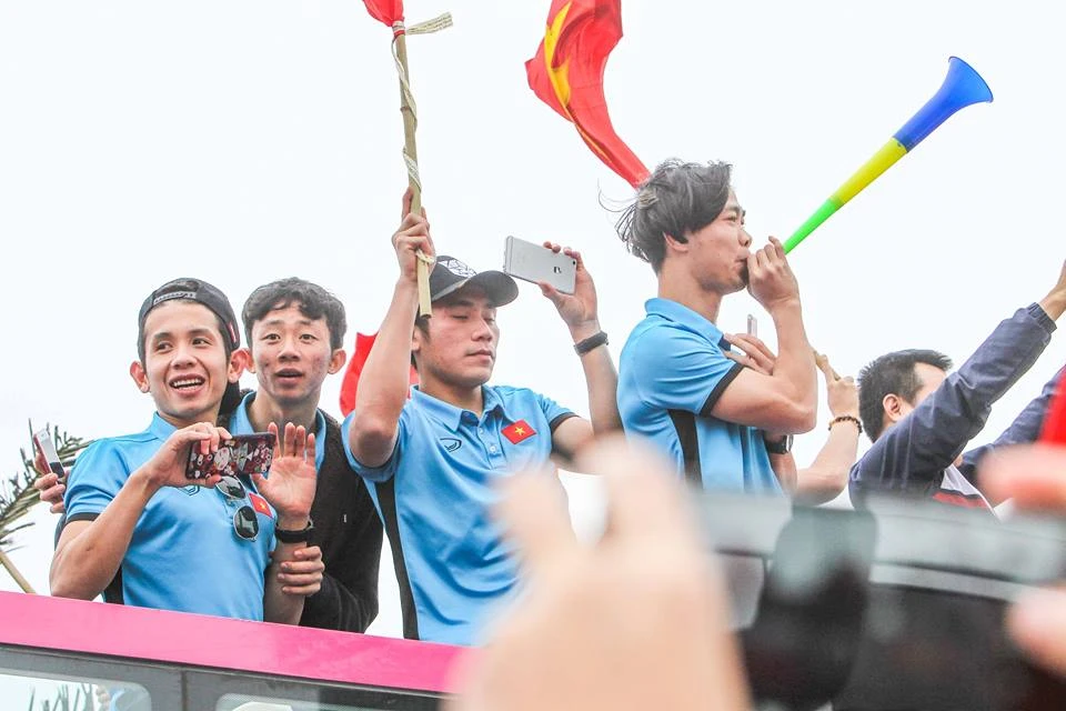 U-23 VN diễu hành hơn 4 giờ trên xe buýt giữa biển NHM ảnh 26