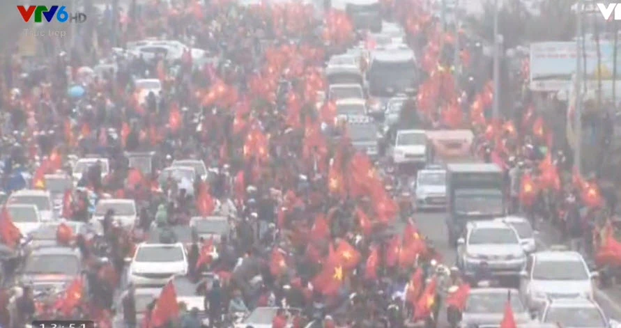 U-23 VN diễu hành hơn 4 giờ trên xe buýt giữa biển NHM ảnh 44