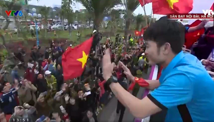 U-23 VN diễu hành hơn 4 giờ trên xe buýt giữa biển NHM ảnh 45