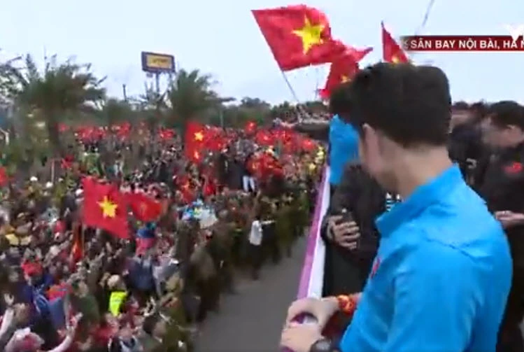 U-23 VN diễu hành hơn 4 giờ trên xe buýt giữa biển NHM ảnh 46