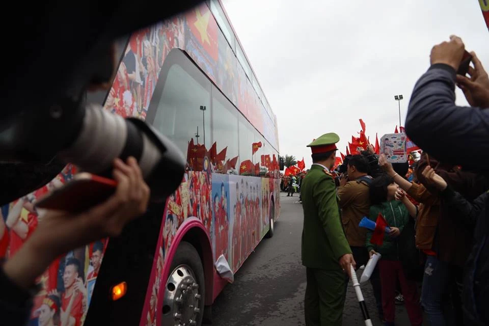 U-23 VN diễu hành hơn 4 giờ trên xe buýt giữa biển NHM ảnh 17